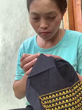 Snapshot of Halyy_xx chatting on October 18, 2025, 12:02 am Halyy xx online show from October 18, 2025, 12:02 am