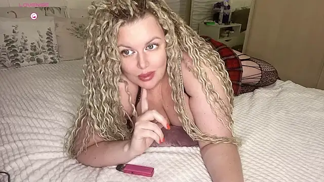 Snapshot of Nivika chatting on November 4, 2025, 10:09 pm Nivika online show from November 4, 2025, 10:09 pm