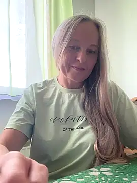 Snapshot of B_i_r_d_i_e chatting on September 20, 2025, 11:00 am B i r d i e online show from September 20, 2025, 11:00 am