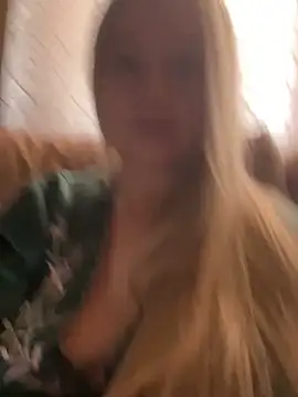 Snapshot of B_i_r_d_i_e chatting on September 28, 2025, 11:04 am B i r d i e online show from September 28, 2025, 11:04 am