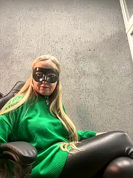 Snapshot of B_i_r_d_i_e chatting on October 2, 2025, 9:38 am B i r d i e online show from October 2, 2025, 9:38 am