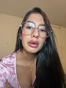 Snapshot of Julieta_Duque chatting on June 10, 2026, 2:34 am Julieta Duque online show from June 10, 2026, 2:34 am