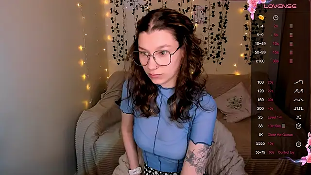 Snapshot of LinaBlossom_ chatting on October 18, 2025, 3:09 am LinaBlossom  online show from October 18, 2025, 3:09 am