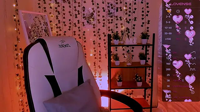 LinaBlossom  online show from April 16, 2026, 5:52 am