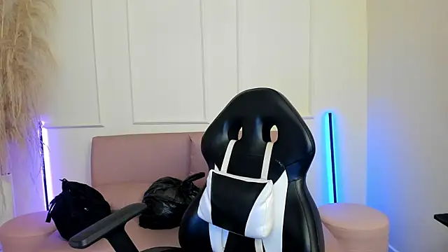 emiilyy cute online show from September 25, 2025, 12:20 pm
