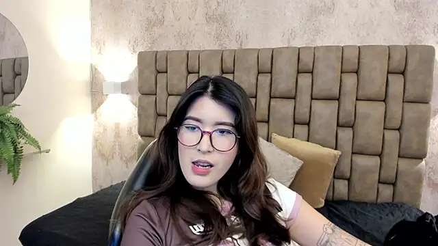 emiilyy cute online show from October 2, 2025, 12:12 pm