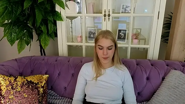 AlinaLiii online show from April 9, 2026, 7:30 pm