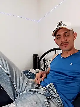 Snapshot of LATINO27CM chatting on October 18, 2025, 11:38 pm LATINO27CM online show from October 18, 2025, 11:38 pm