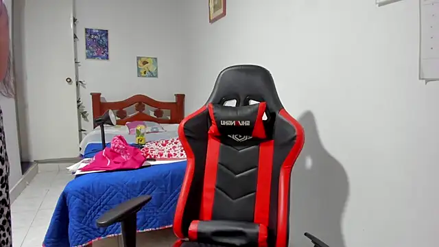 Snapshot of SophieLAmour chatting on November 6, 2025, 2:34 am SophieLAmour online show from November 6, 2025, 2:34 am