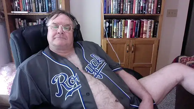 Vinyl22xh online show from June 3, 2026, 6:57 pm