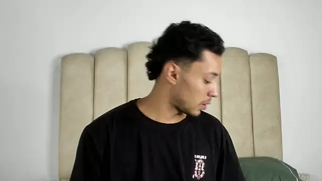 aroncooper1 online show from October 6, 2025, 9:51 am