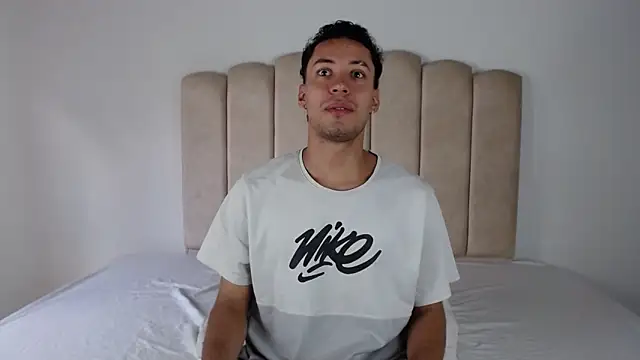 aroncooper1 online show from November 11, 2025, 9:04 pm