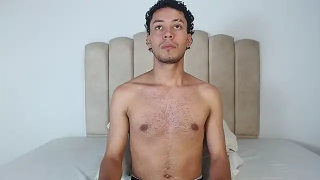 aroncooper1 online show from November 18, 2025, 9:47 am