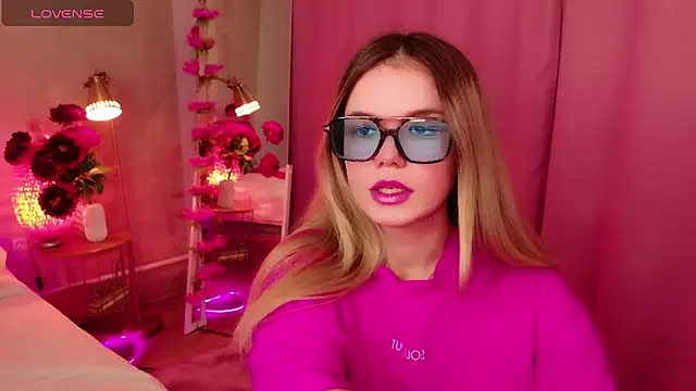 KellyHayden online show from November 30, 2025, 6:23 pm