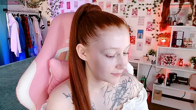 Snapshot of Ayla_Hicks chatting on November 18, 2025, 6:56 pm Ayla Hicks online show from November 18, 2025, 6:56 pm