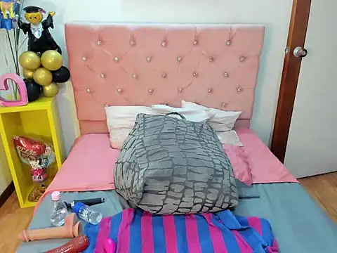 tinalorenz  online show from October 30, 2025, 2:18 pm