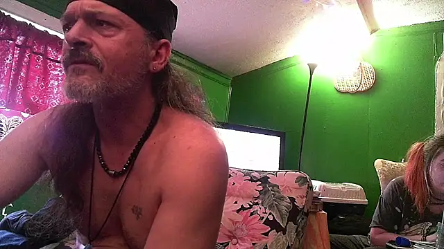 Snapshot of HippieDad333 chatting on April 12, 2026, 8:25 pm HippieDad333 online show from April 12, 2026, 8:25 pm