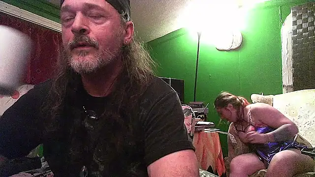 Snapshot of HippieDad333 chatting on April 14, 2026, 3:01 am HippieDad333 online show from April 14, 2026, 3:01 am