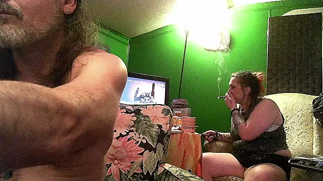 Snapshot of HippieDad333 chatting on April 15, 2026, 6:53 am HippieDad333 online show from April 15, 2026, 6:53 am