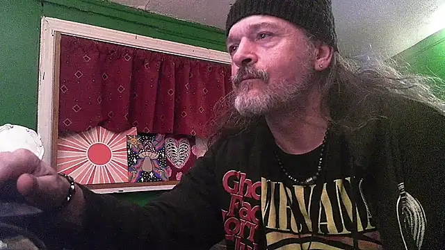 Snapshot of HippieDad333 chatting on April 18, 2026, 5:22 am HippieDad333 online show from April 18, 2026, 5:22 am