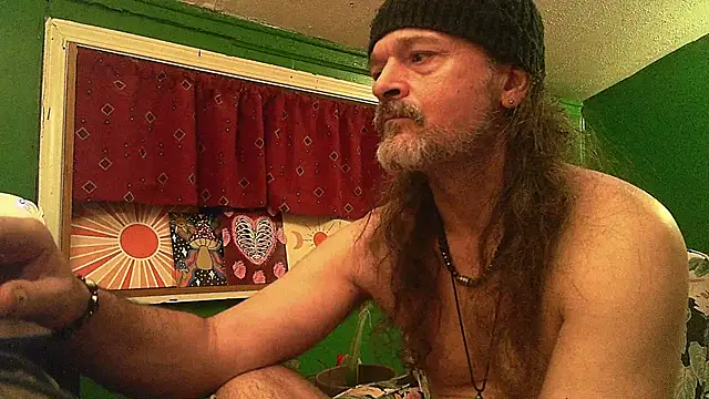 Snapshot of HippieDad333 chatting on April 19, 2026, 1:49 am HippieDad333 online show from April 19, 2026, 1:49 am
