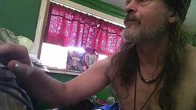 Snapshot of HippieDad333 chatting on April 27, 2026, 10:19 pm HippieDad333 online show from April 27, 2026, 10:19 pm