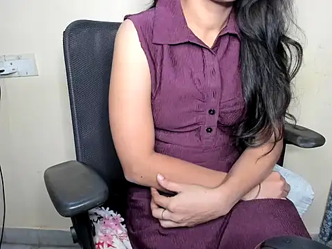 Queen-Bee143 online show from April 23, 2026, 11:40 pm