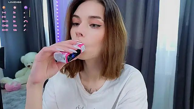 Snapshot of LunaraRada chatting on October 21, 2025, 9:32 am LunaraRada online show from October 21, 2025, 9:32 am