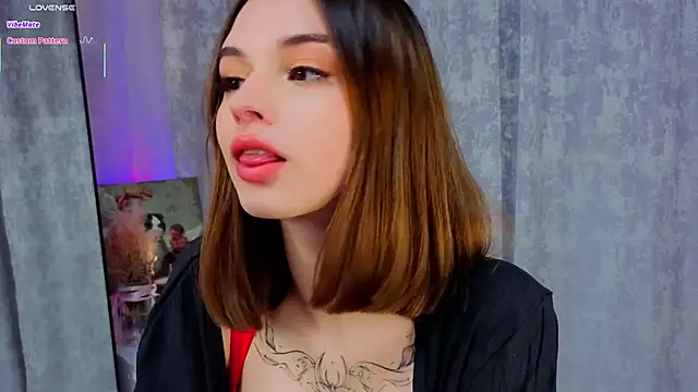 Snapshot of LunaraRada chatting on November 11, 2025, 3:23 pm LunaraRada online show from November 11, 2025, 3:23 pm