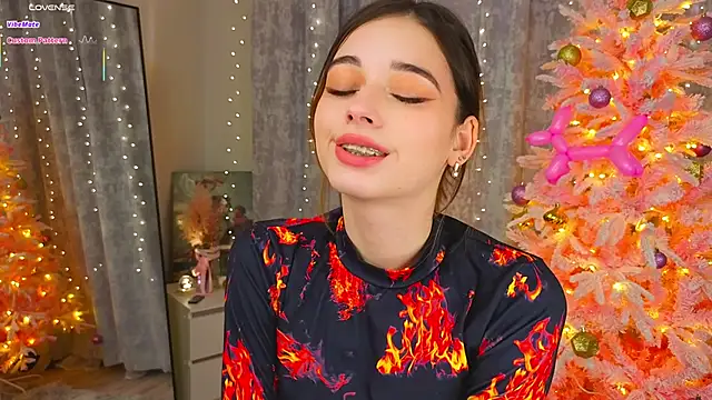 Snapshot of LunaraRada chatting on December 16, 2025, 5:40 pm LunaraRada online show from December 16, 2025, 5:40 pm