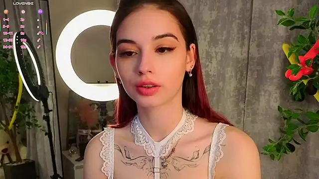 Snapshot of LunaraRada chatting on February 3, 2026, 7:19 pm LunaraRada online show from February 3, 2026, 7:19 pm