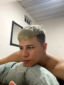 Snapshot of Danner_Isaza chatting on October 2, 2025, 3:35 am Danner Isaza online show from October 2, 2025, 3:35 am