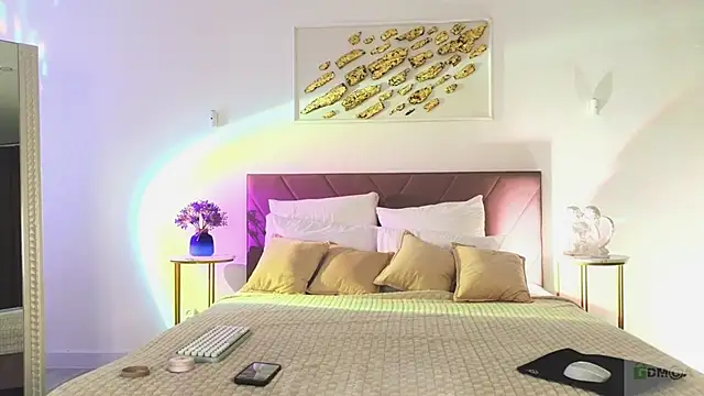 Nicole Broown  online show from April 3, 2026, 9:13 pm