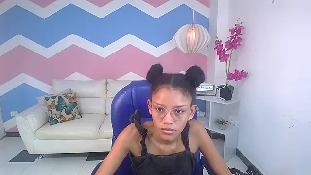 adisson petite1 online show from October 6, 2025, 12:24 pm