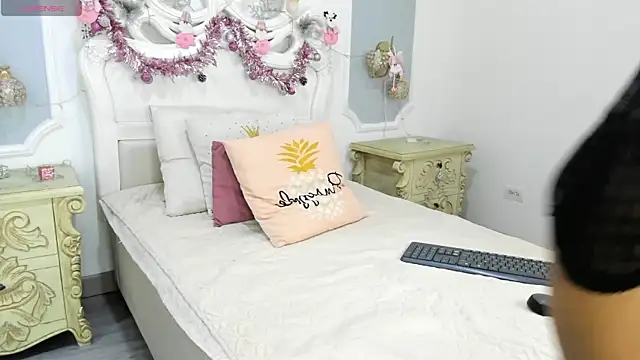 ChikiBom28 online show from December 2, 2025, 7:42 pm