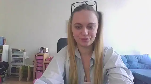 Snapshot of Cynoraye chatting on February 4, 2026, 9:48 am Cynoraye online show from February 4, 2026, 9:48 am