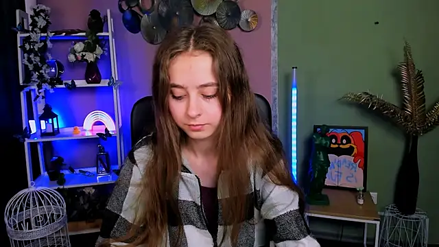 rebecca smile online show from November 14, 2025, 1:21 pm