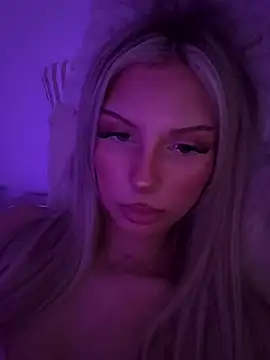 Snapshot of blondeeee chatting on July 20, 2026, 3:47 pm blondeeee online show from July 20, 2026, 3:47 pm