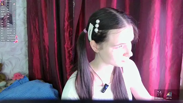 Snapshot of LolaVibe chatting on November 10, 2025, 6:29 pm LolaVibe online show from November 10, 2025, 6:29 pm