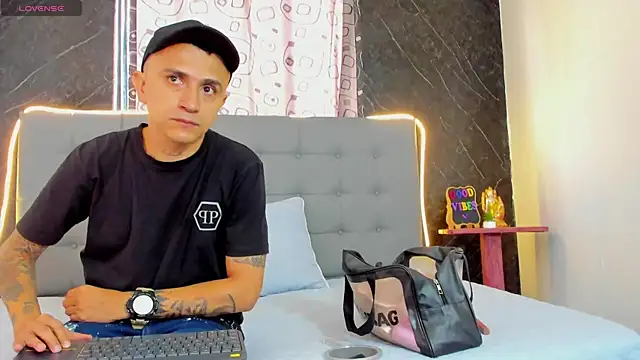 CharlotteAndSimon online show from February 21, 2026, 2:07 pm