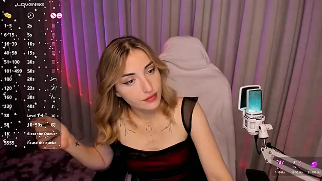 AmyVilvet  online show from February 14, 2026, 11:12 pm