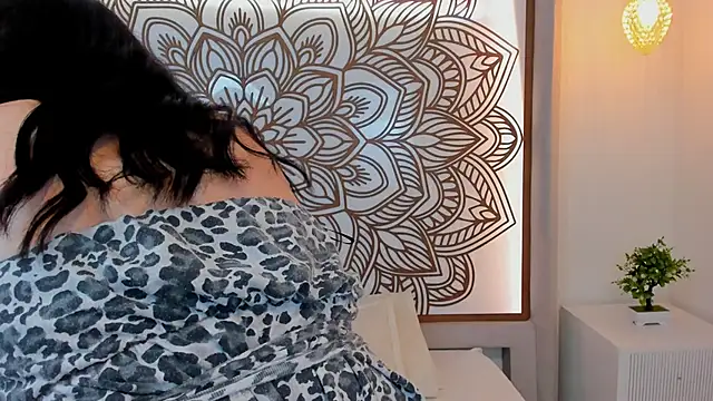Daphne Nicolle online show from October 7, 2025, 12:41 am