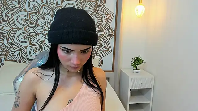 Daphne Nicolle online show from October 10, 2025, 8:52 pm