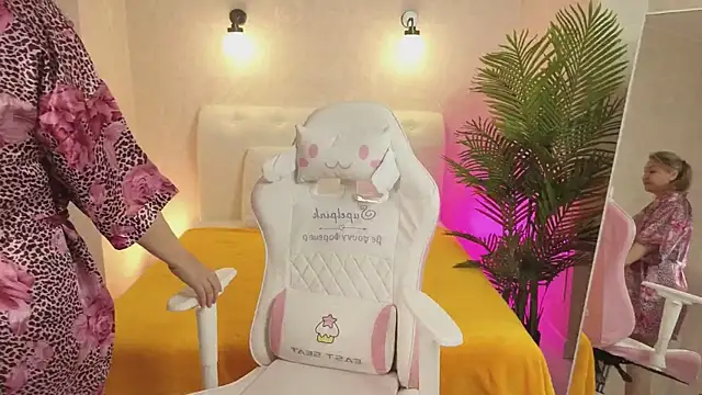 MilfCruze online show from October 3, 2025, 9:06 am