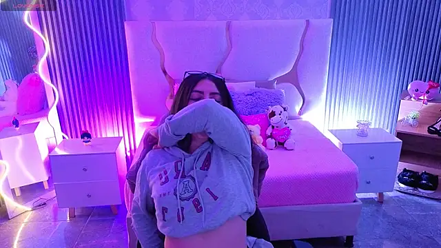 Ixchel tay online show from April 13, 2026, 4:07 am