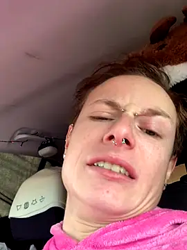 Snapshot of GoldenPussy1329 chatting on December 20, 2025, 11:06 am GoldenPussy1329 online show from December 20, 2025, 11:06 am