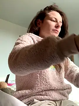 Snapshot of GoldenPussy1329 chatting on January 6, 2026, 1:04 pm GoldenPussy1329 online show from January 6, 2026, 1:04 pm