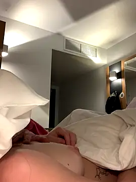 Snapshot of GoldenPussy1329 chatting on January 7, 2026, 2:14 am GoldenPussy1329 online show from January 7, 2026, 2:14 am