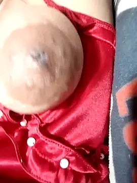 Hotmommax online show from April 11, 2026, 8:02 pm