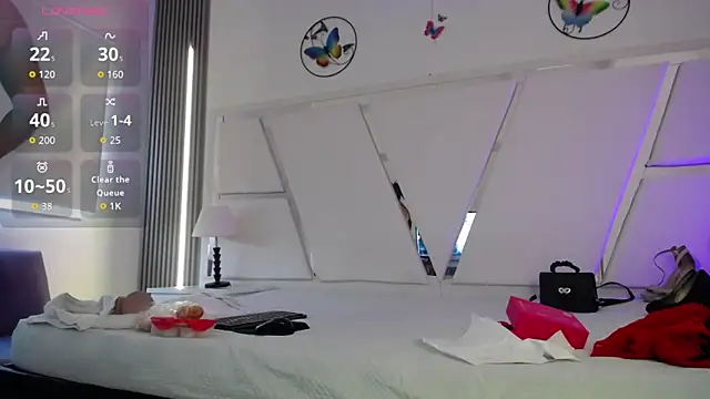 chloe  Jones  online show from March 25, 2026, 1:06 pm